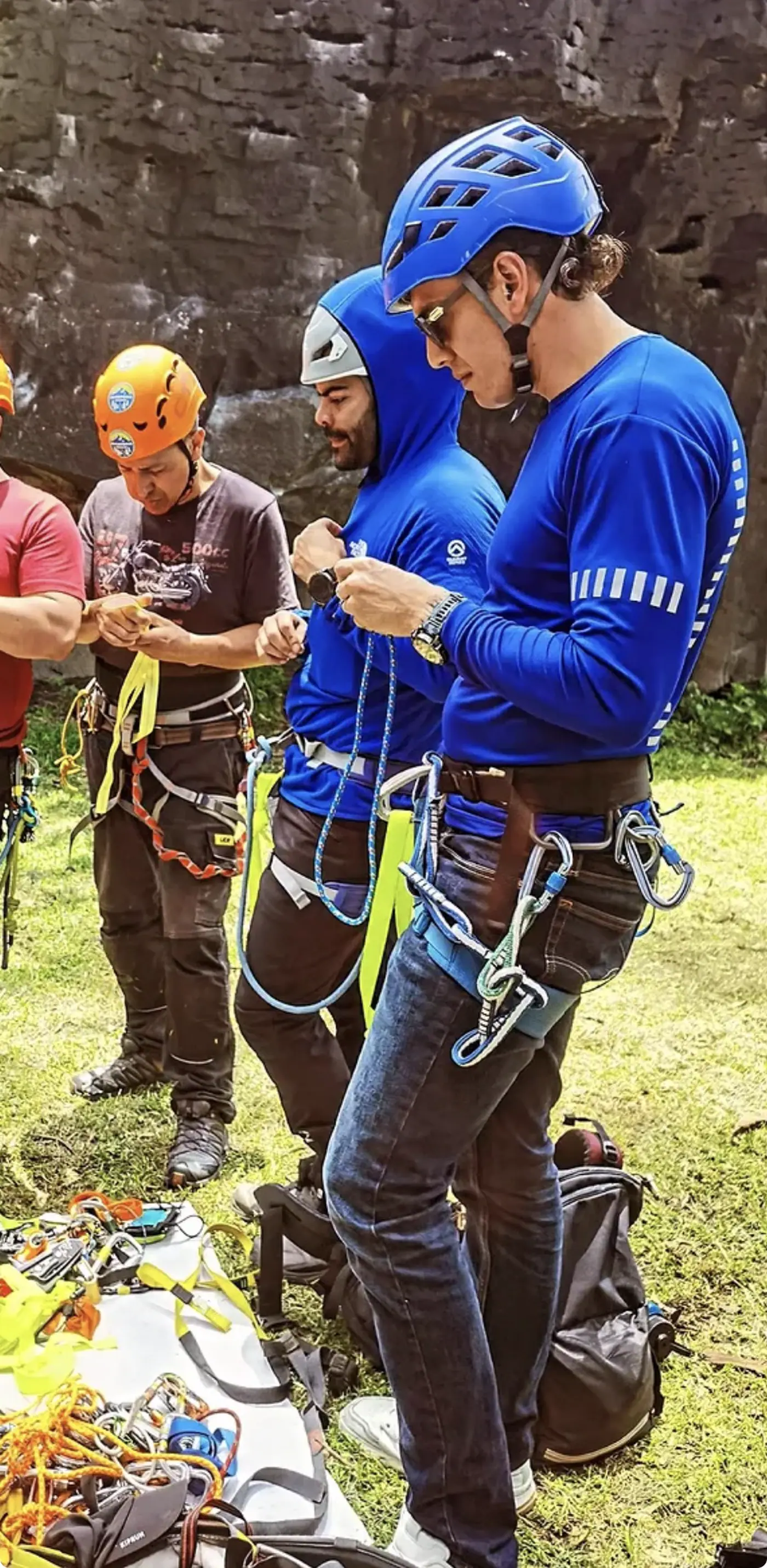Integrantes del Socorro Alpino revisando cuerdas y material técnico antes de una práctica.