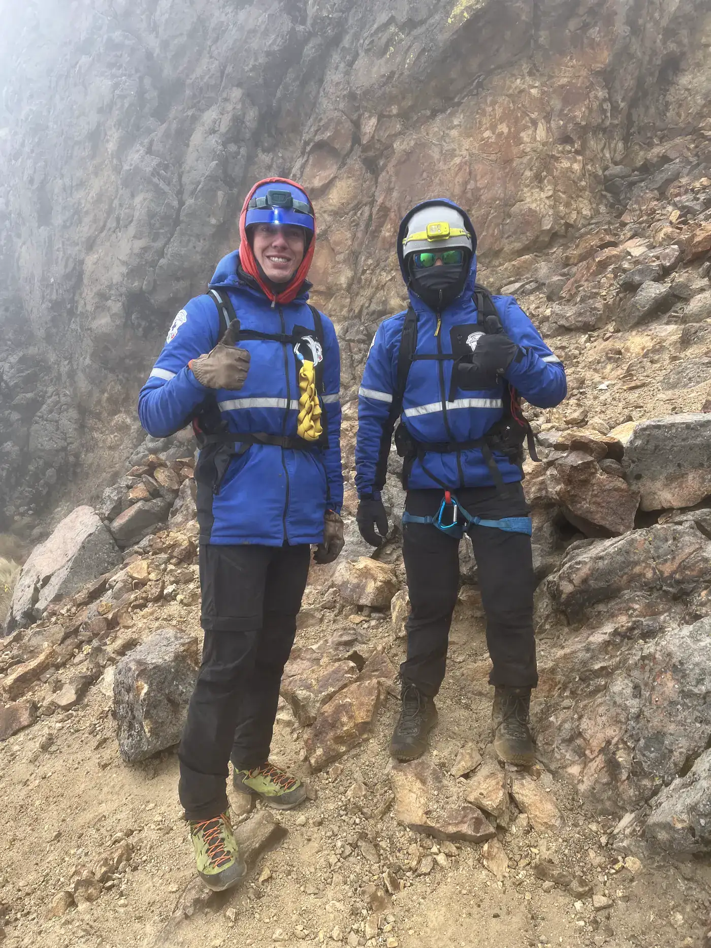 Dos integrantes del Socorro Alpino de México en uniforme, durante una salida en montaña.