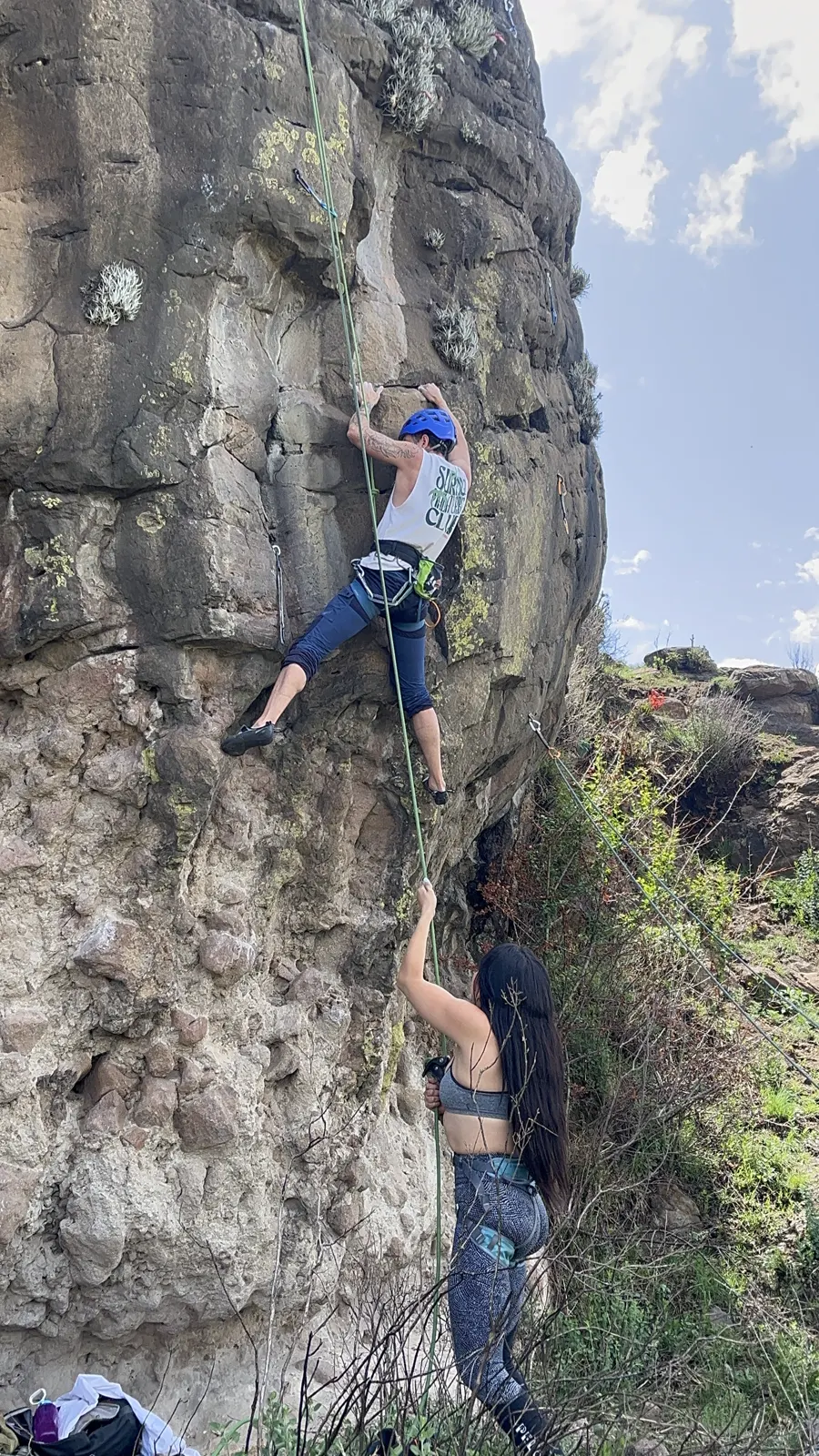 Dos escaladores en cordada en la pared de Calixtlahuaca.