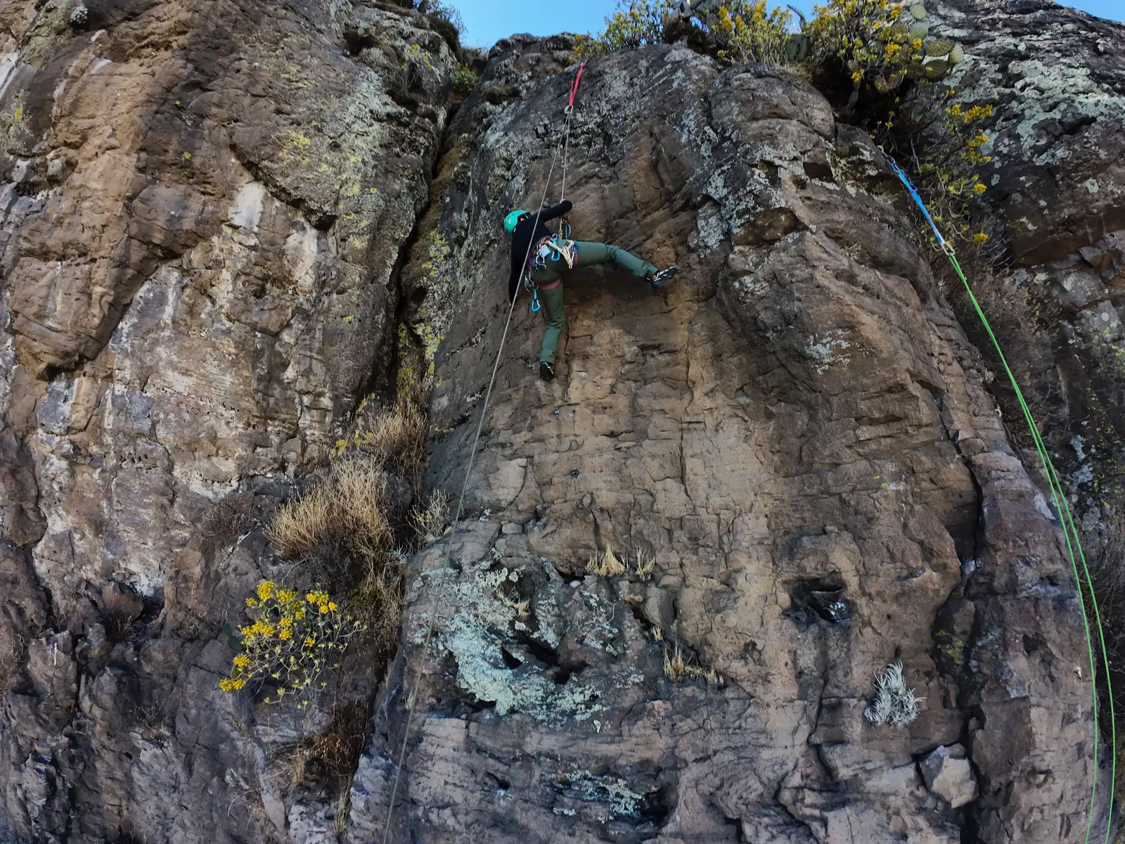 Escaladora en una pared de roca con cuerda en Calixtlahuaca.