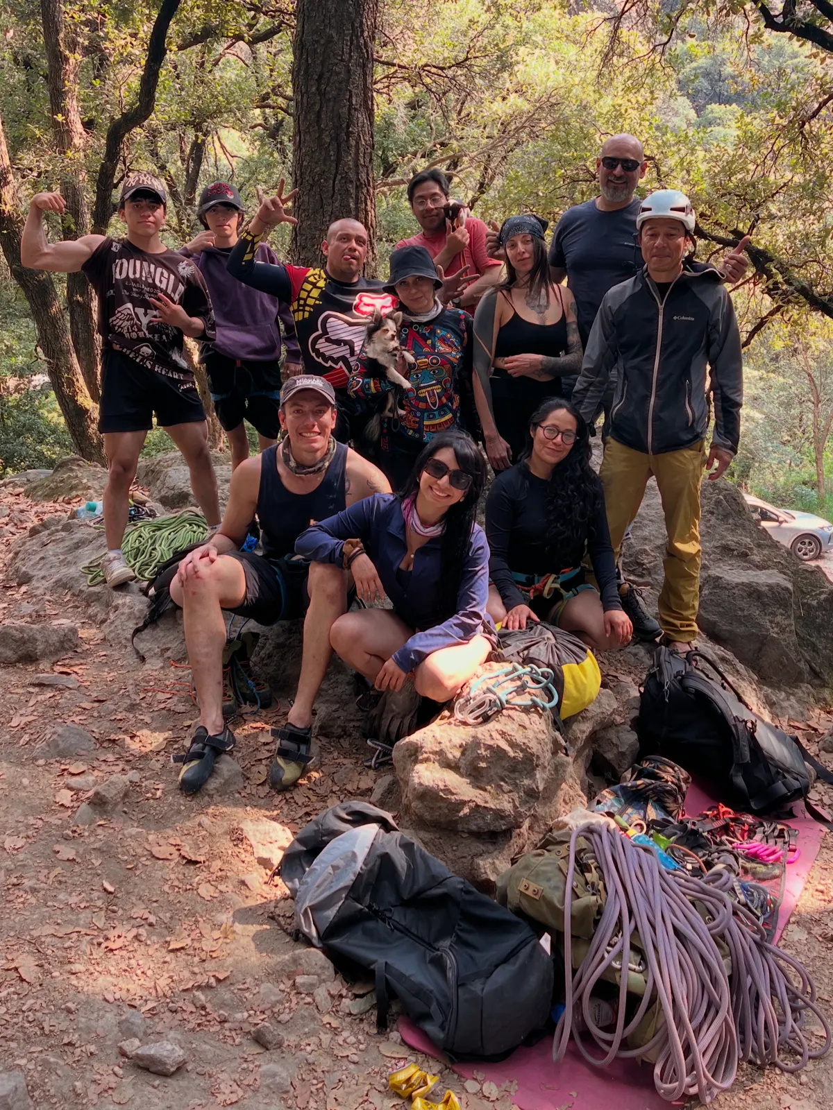 Grupo de los Monkeys reunido en el bosque, con cuerdas y mochilas al frente.