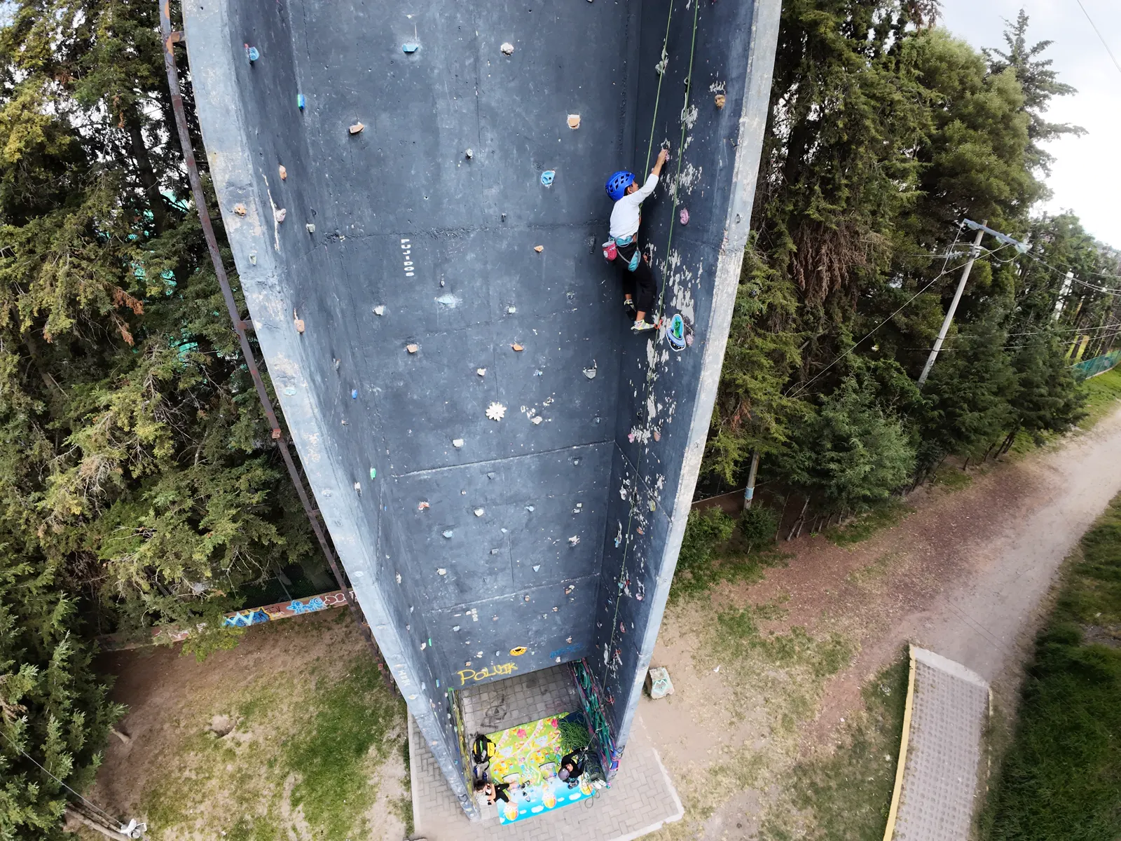 Muro de escalada del Parque La Loma visto desde un dron, con una escaladora a media pared.