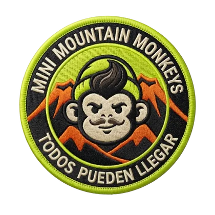 Chamarra Mini Mountain Monkeys con el parche bordado a la espalda.