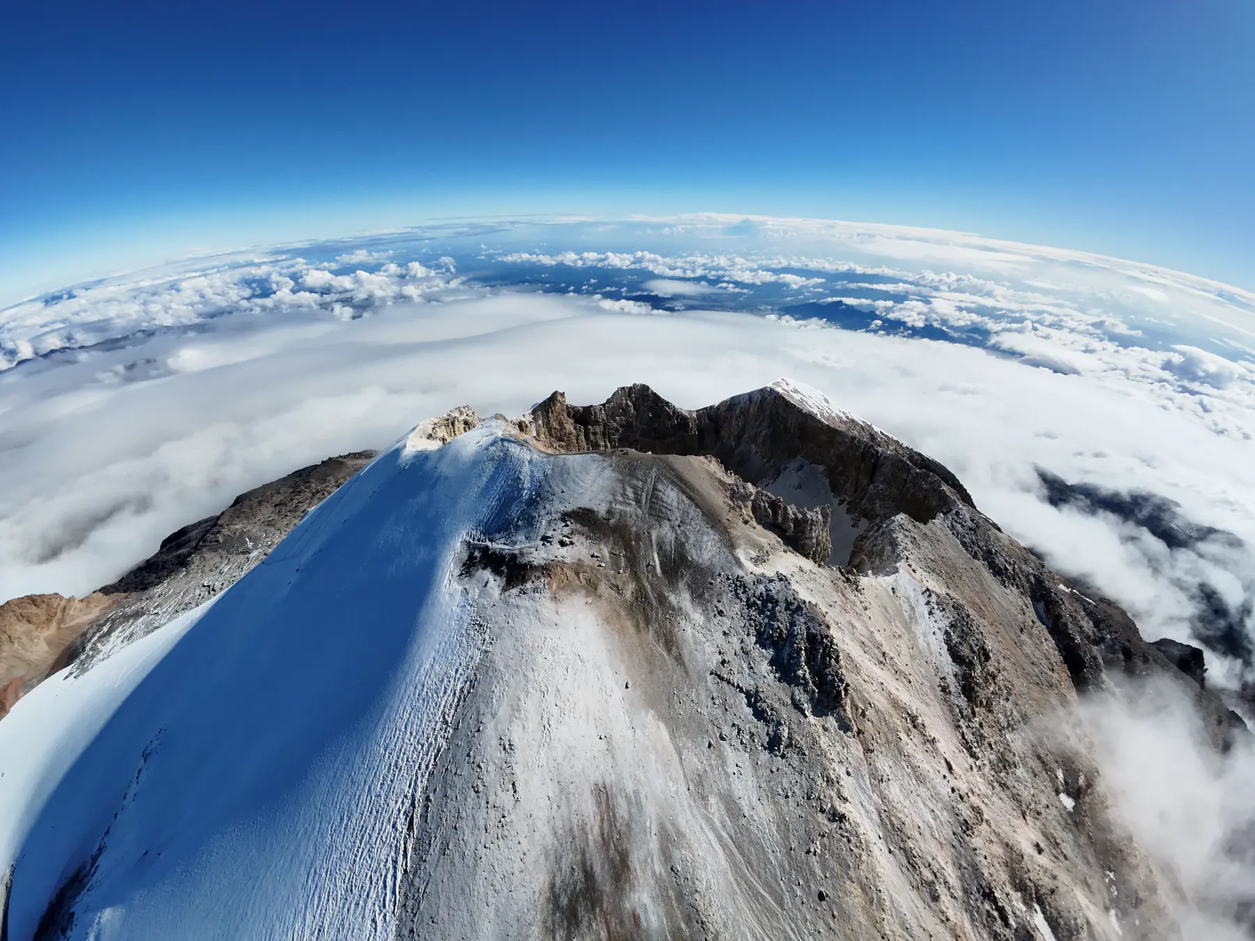 Cráter nevado del Pico de Orizaba sobre el mar de nubes.