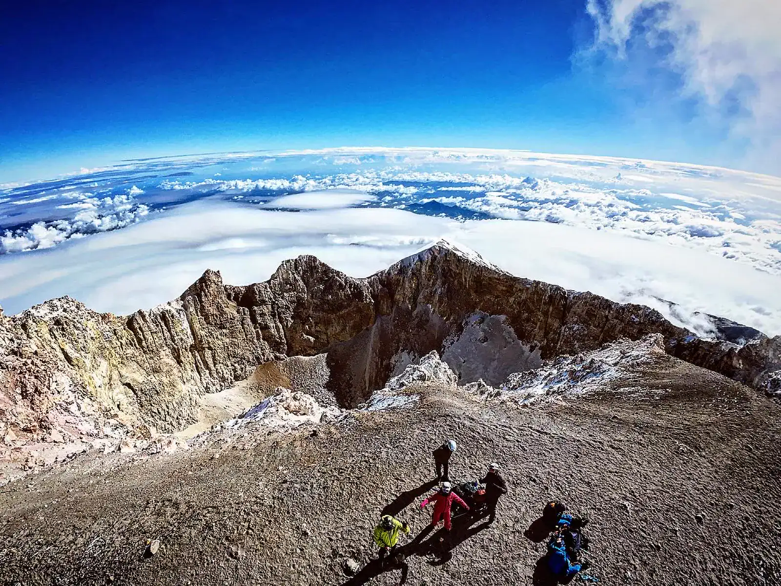 Escaladores en el borde del cráter del Pico de Orizaba, sobre las nubes.