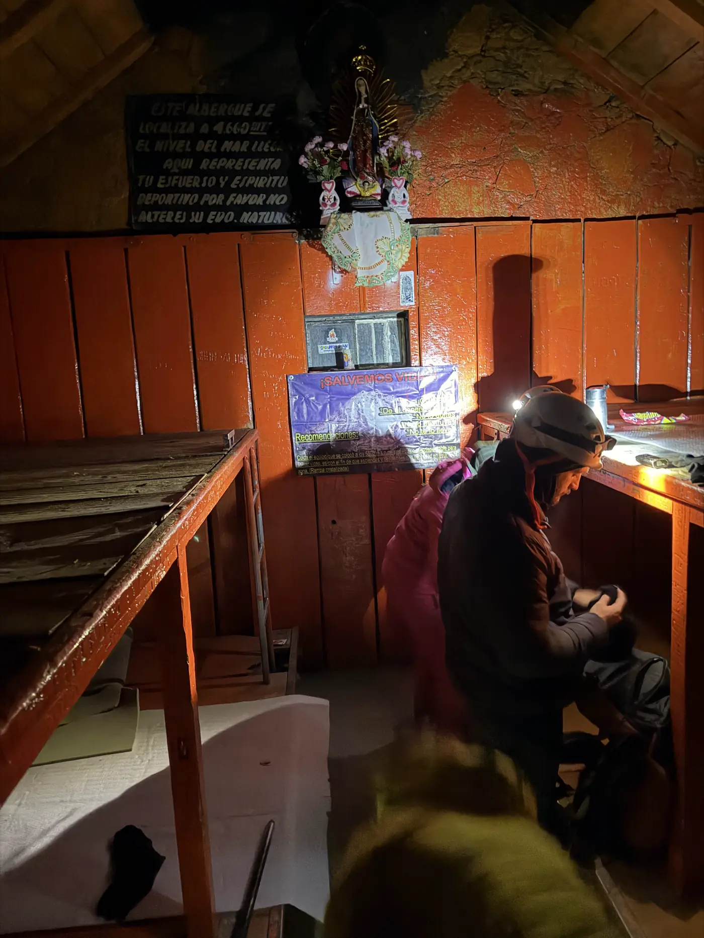 Interior del refugio de madrugada, preparando el material antes de salir.