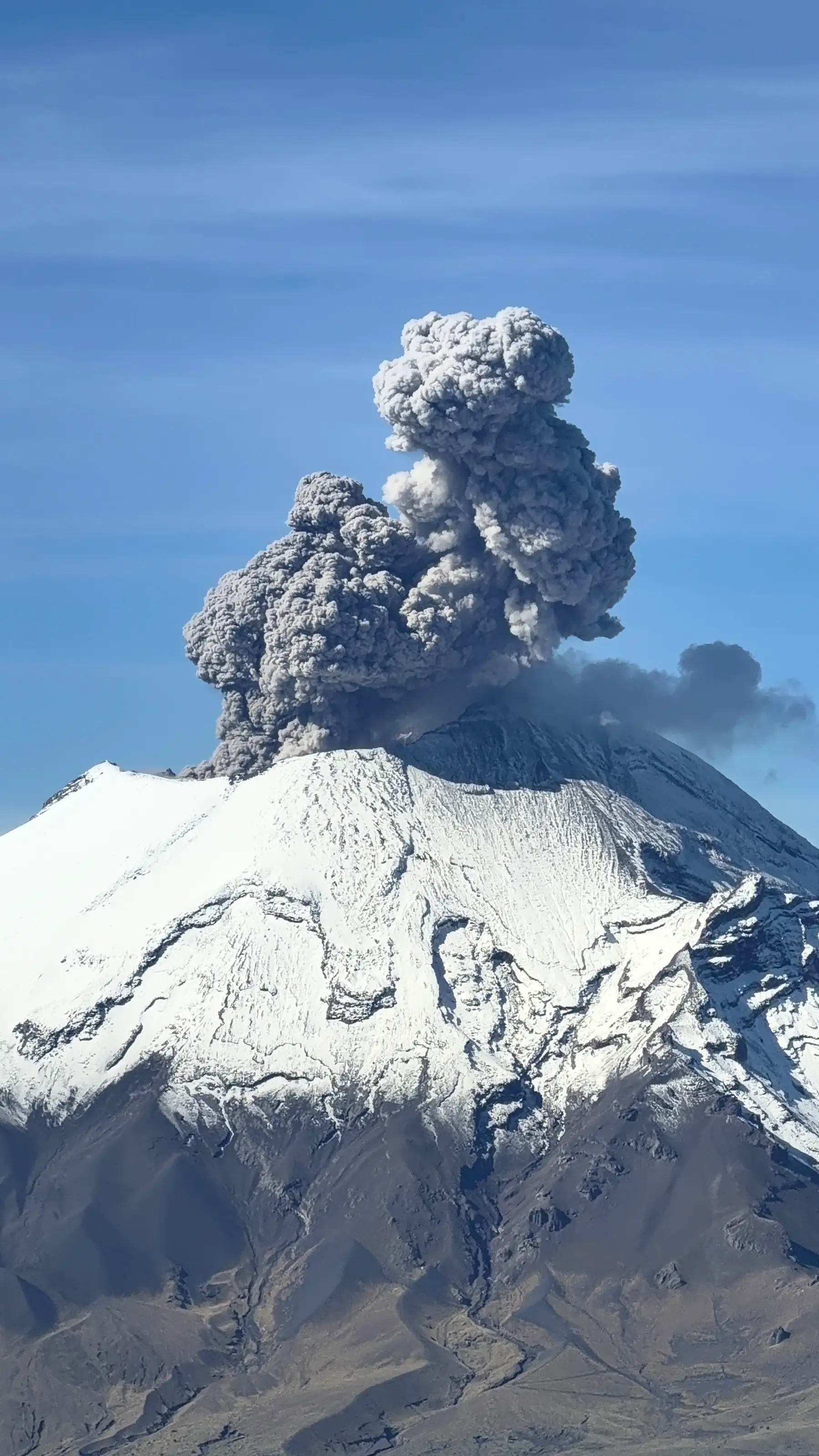 El Popocatépetl con su fumarola, visto desde la montaña.