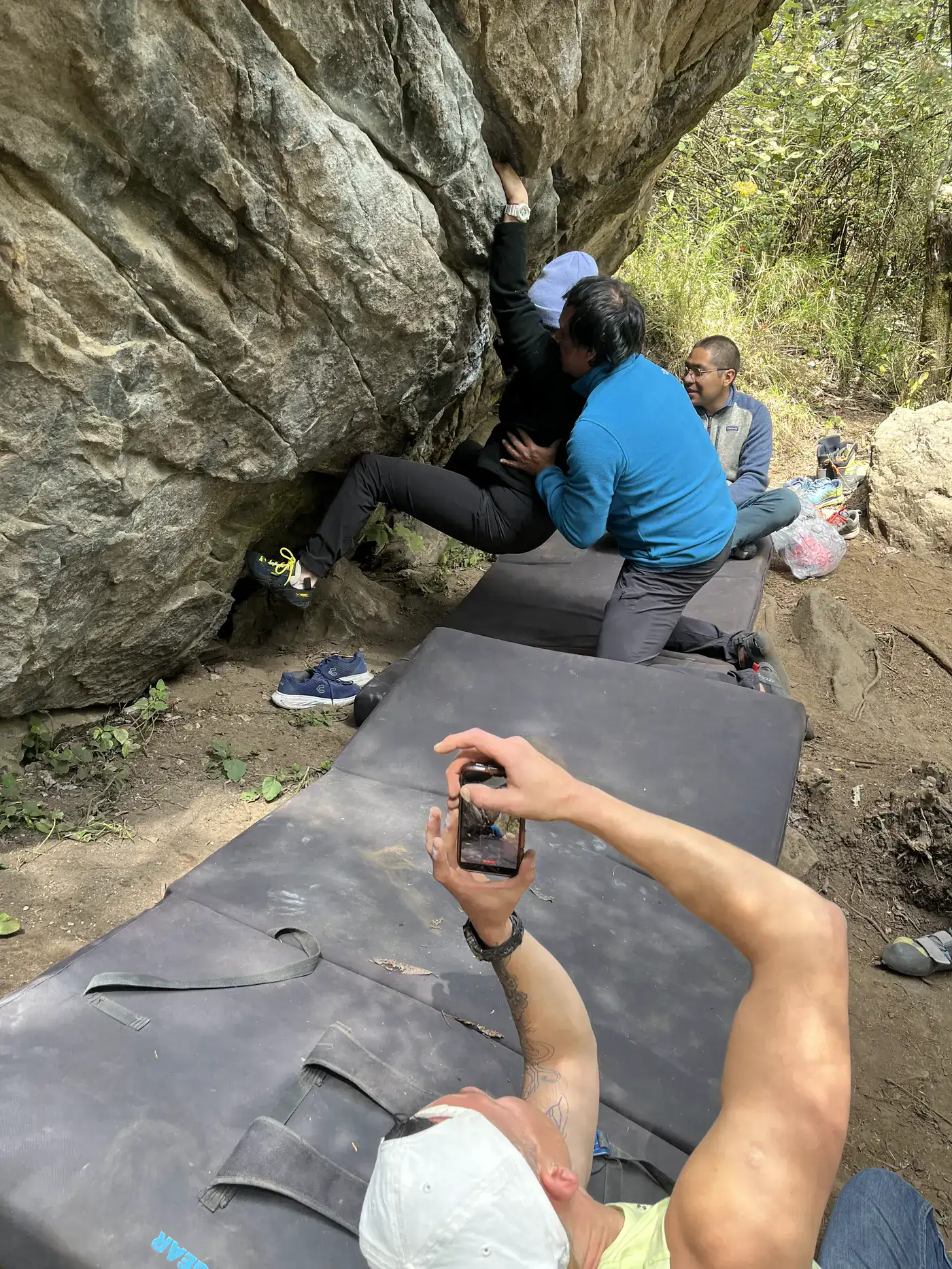 Escalador con cuerda en una pared de roca.